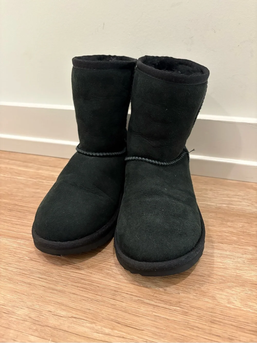 UGG Kids Black Short Suede Boots Cozy Warm Fur Shearling Trendy Fall Little Girl